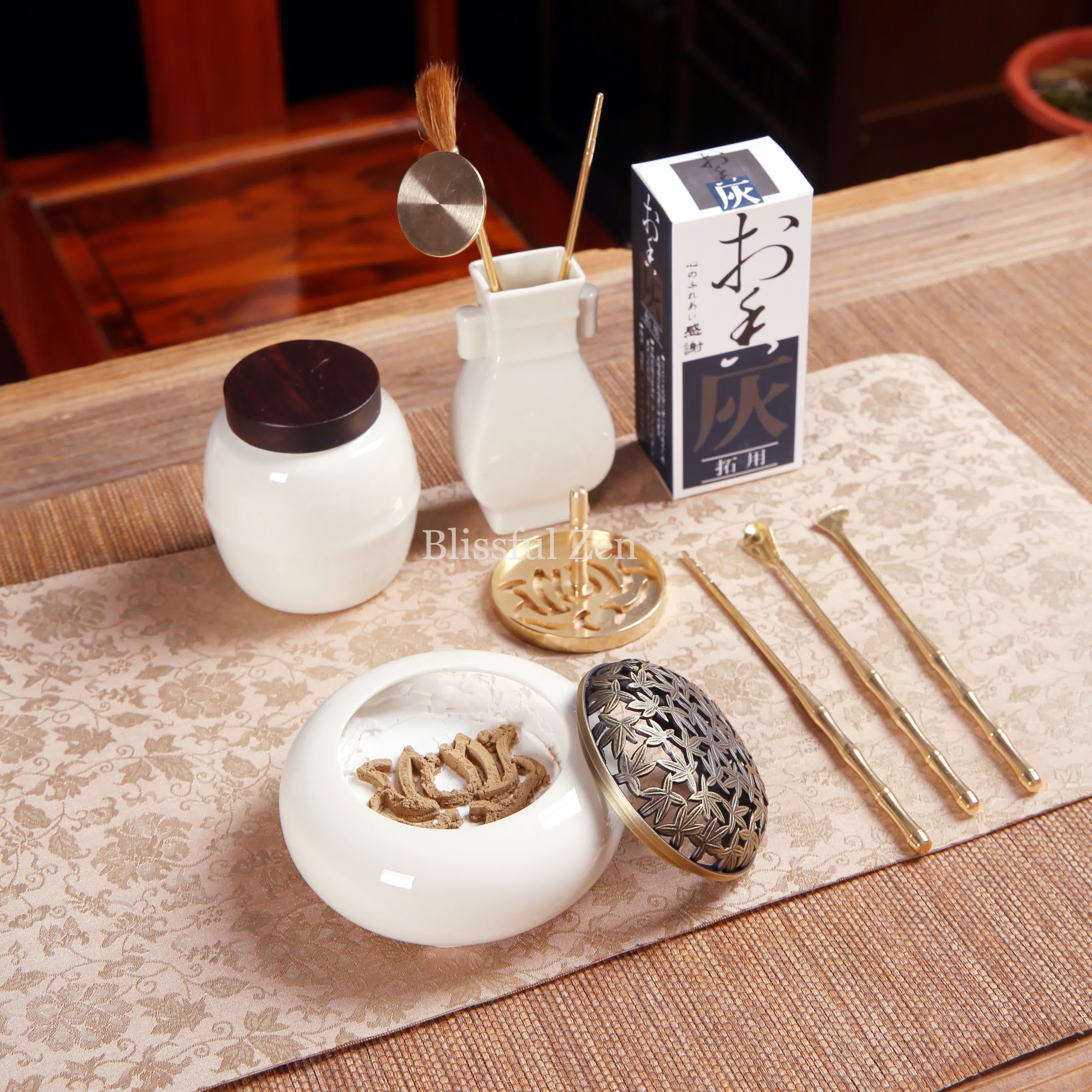 White Porcelain Tripod Incense Burner Set – Relaxation & Stress Relief
